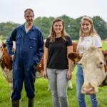 ruud-en-francis-sanderink-sleiderink-en-marije-elderink-tussen-de-koeien-in-beuningen