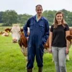 ruud-en-francis-sanderink-sleiderink-en-marije-elderink-tussen-de-koeien-in-beuningen
